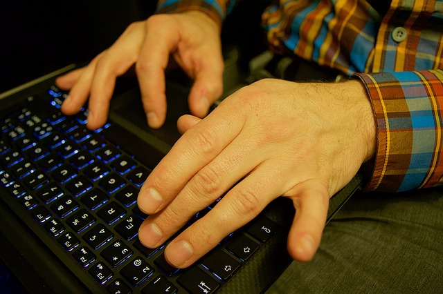 ruce na laptopu