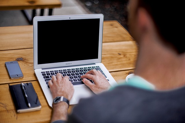 práce a macbook