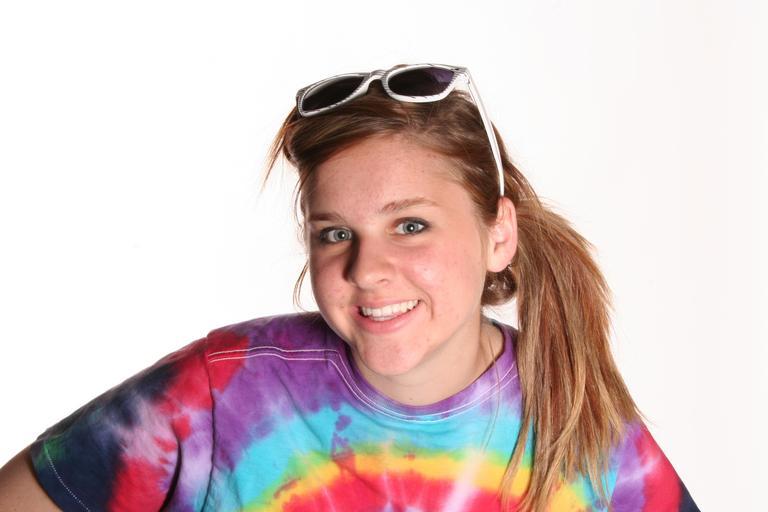 žena v barevném triku