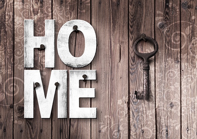 nápis home na dřevě, klíč