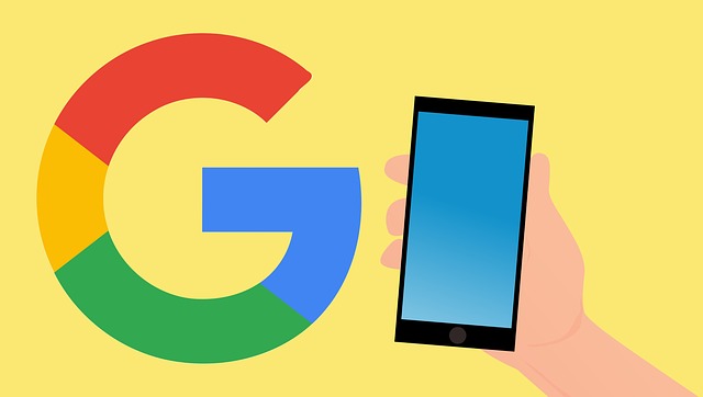 Velký symbol společnosti Google a mobilní telefon u něj